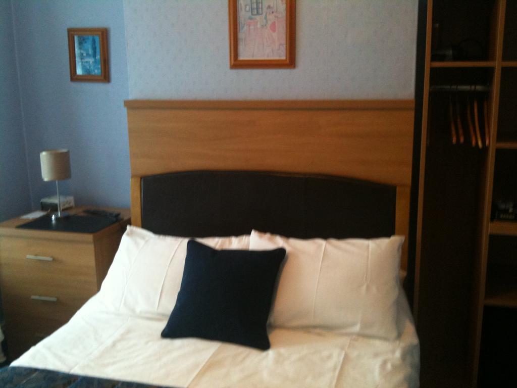 Five Mile Oxford Hotel Room photo